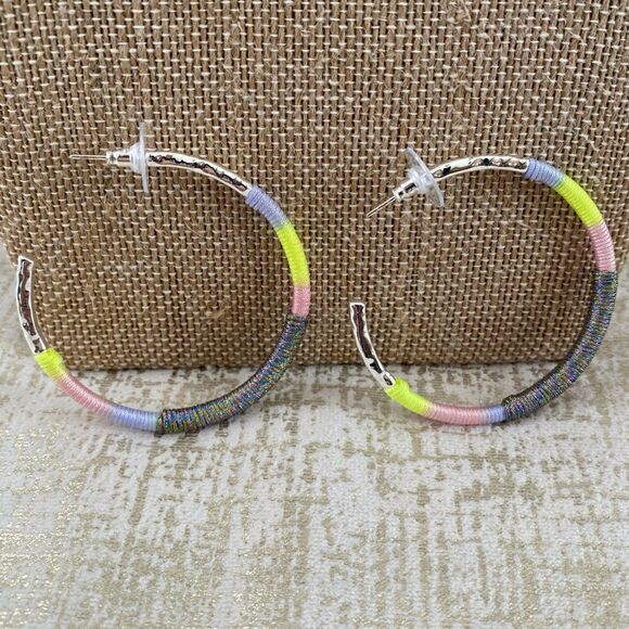 Kendra Scott Masie Feather Weight Hoop Earrings. New with Tag (NWT). Retail $68 - Picture 5 of 7